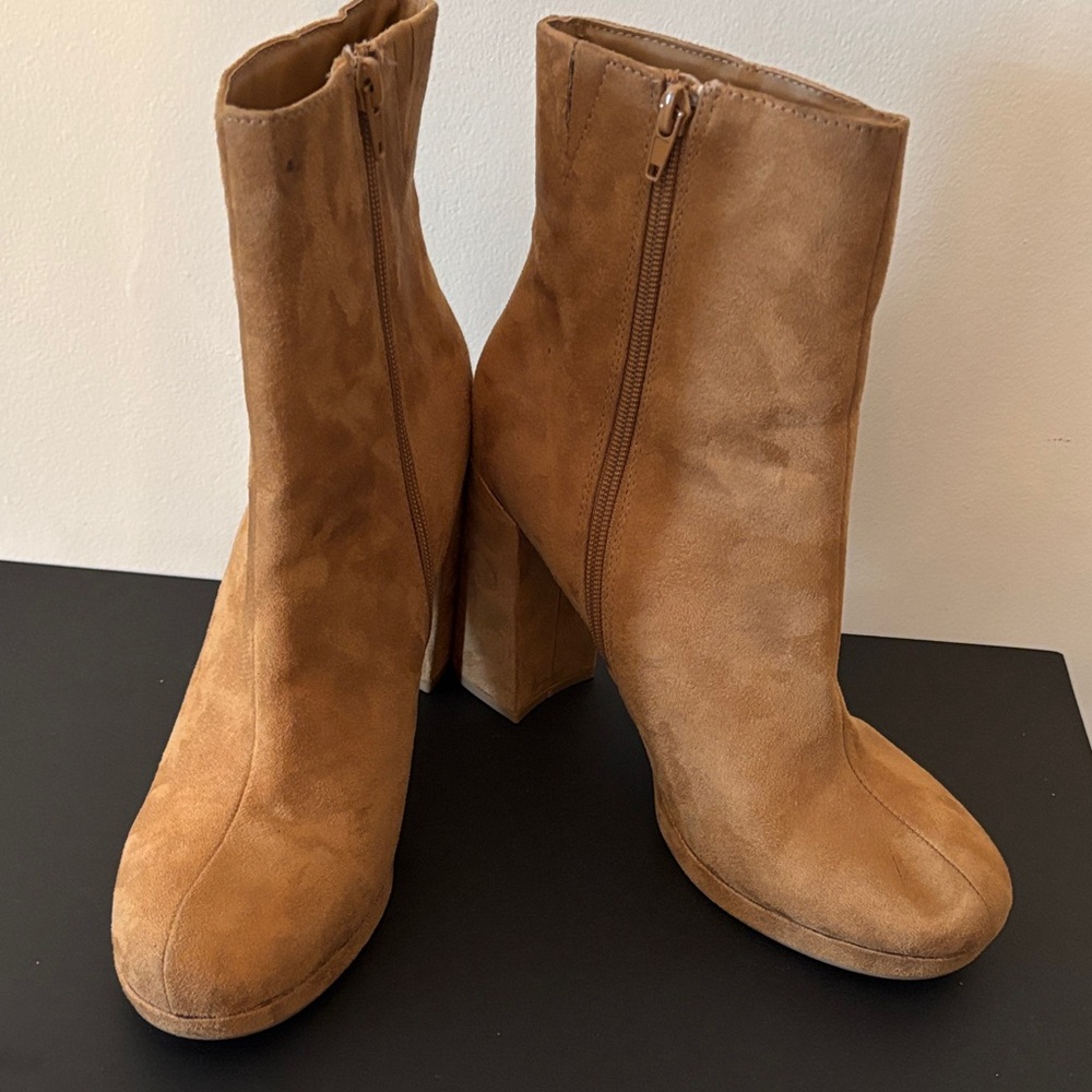 Forever 21 Faux Suede Heeled Boots Zip closure Size 10